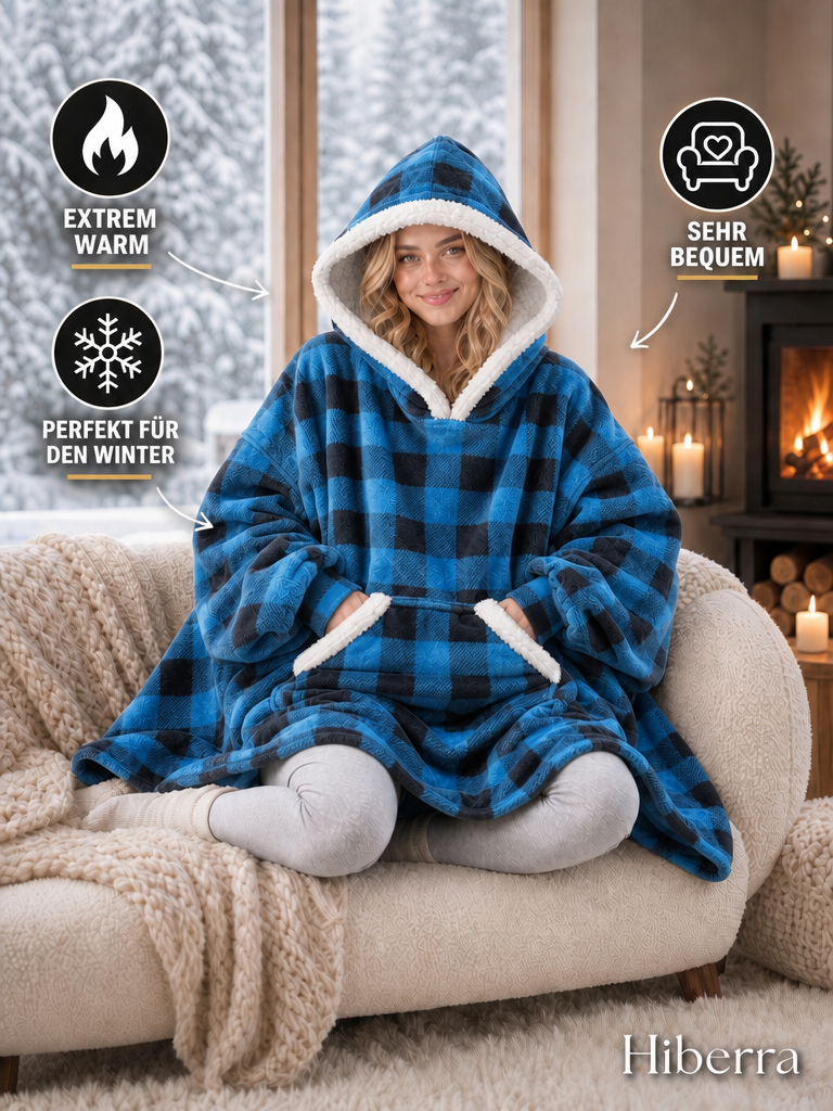 Frau im Hiberra Kuschelhoodie in Blau kariert auf dem Sofa – extra warm, sehr bequem, perfekt für den Winter – Farbe Blau kariert