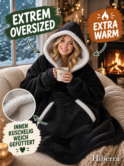 Frau auf dem Sofa im schwarzen Hiberra Kuschelhoodie – Farbe Schwarz