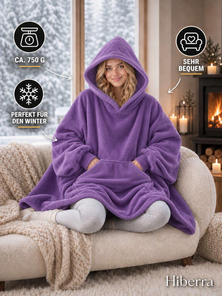 Frau in der lila Hiberra Hoodie-Decke auf dem Sofa, ca. 750 g – Farbe Lila