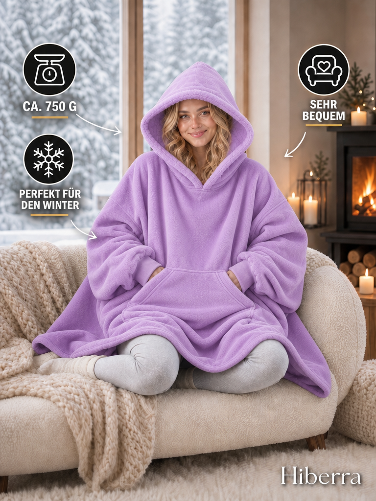 Frau in der fliederfarbenen Hiberra Hoodie-Decke auf dem Sofa, ca. 750 g – Farbe Flieder