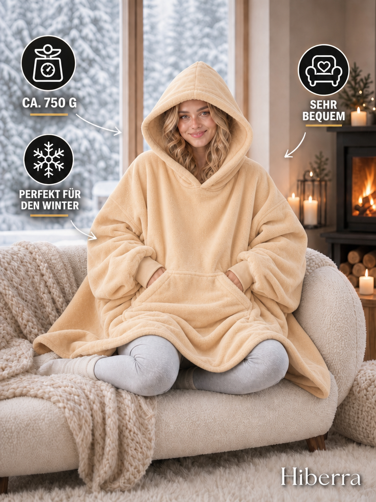 Frau in der beigegelben Hiberra Hoodie-Decke auf dem Sofa, ca. 750 g – Farbe Beigegelb